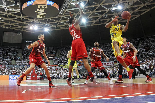 两人在防守 两人在防守